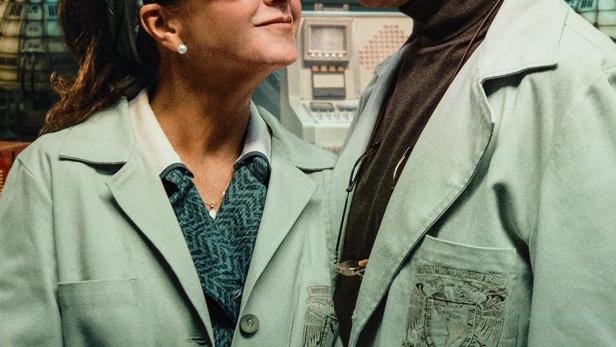 Das Filmplakat für „Nuestros Tiempos“ zeigt Lucero und Benny Ibarra in Laborkitteln.