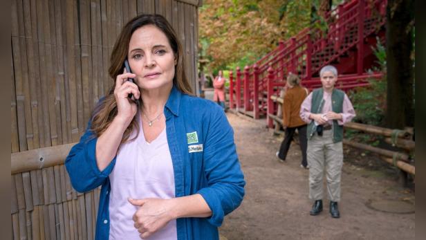 Tierärztin Mertens telefoniert im Zoo.
