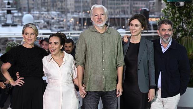 julian-assange-cannes-filmpremiere.jpg