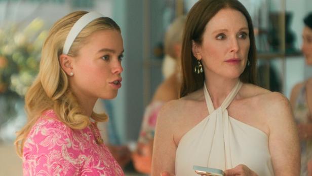 Julianne Moore und eine weitere Schauspielerin in einer Szene aus der Netflix-Serie „Sirens“.