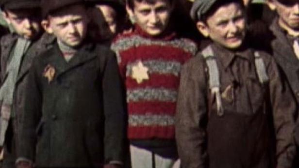 Eine Gruppe jüdischer Kinder während der Shoah, einige tragen den Judenstern.