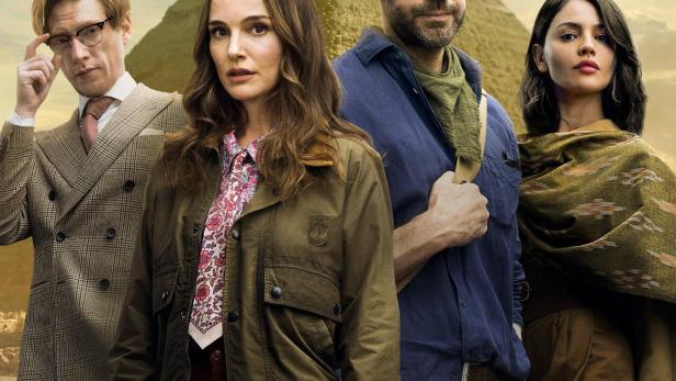 Das Filmplakat zu „Fountain of Youth“ zeigt John Krasinski, Natalie Portman und zwei weitere Schauspieler vor einer Pyramide.