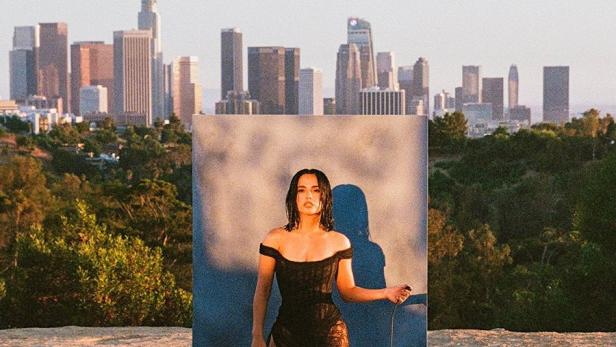 Das Filmplakat für „Rebbeca“ mit Becky G vor der Skyline von Los Angeles.