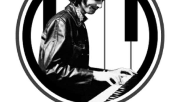 Schwarzweiß-Bild von „The Session Man“ beim Klavierspielen.