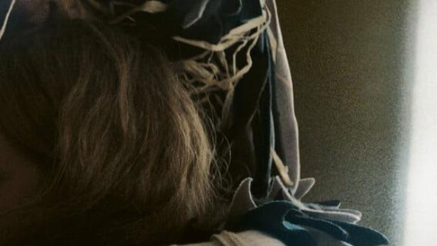 Das Filmplakat für „The Fool“ zeigt eine Person mit einer gestreiften Kopfbedeckung.