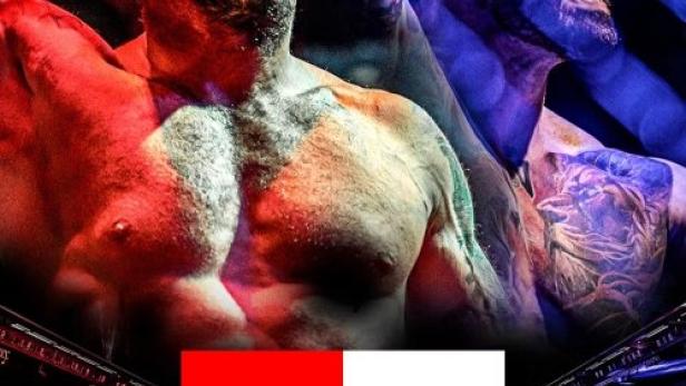 Zwei muskulöse Männer stehen vor einer jubelnden Menschenmenge, hervorgehoben in rotem und blauem Licht.