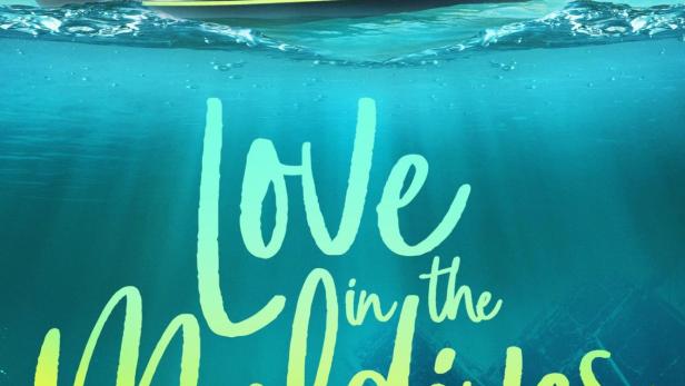 Ein Paar auf einem Jetski vor der Küste der Malediven, mit Unterwasseransicht von Schildkröte und Schiffswrack.