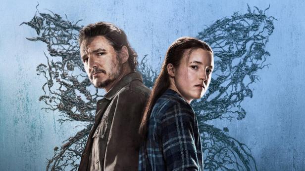 Joel und Ellie stehen vor einem blauen Hintergrund mit einem Pilzgeflecht, das wie ein Schmetterling geformt ist.