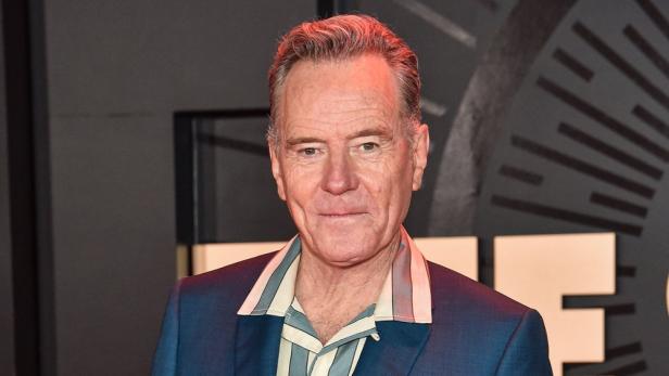 Porträt von Bryan Cranston in einem blauem Sakko.