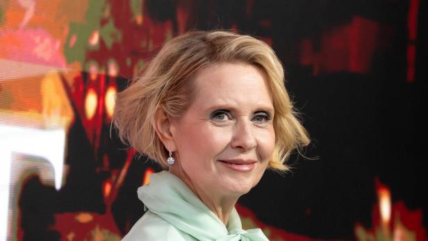 Ein Porträt von Cynthia Nixon mit blonden, gewellten Haaren.