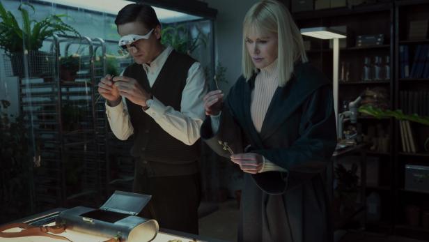 Nicole Kidman und ein Mann untersuchen Pilze in einer Laborumgebung.