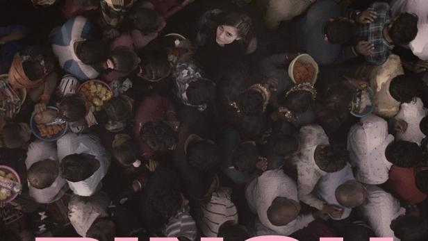 Das Filmplakat für „Pinch“ zeigt eine Frau, die inmitten einer Menschenmenge nach oben blickt.