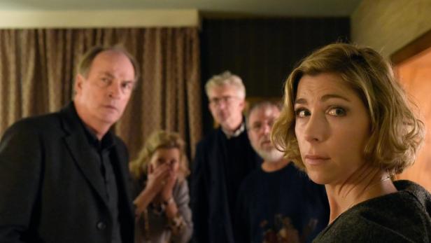 Eine Gruppe von Menschen blickt besorgt in die Kamera.