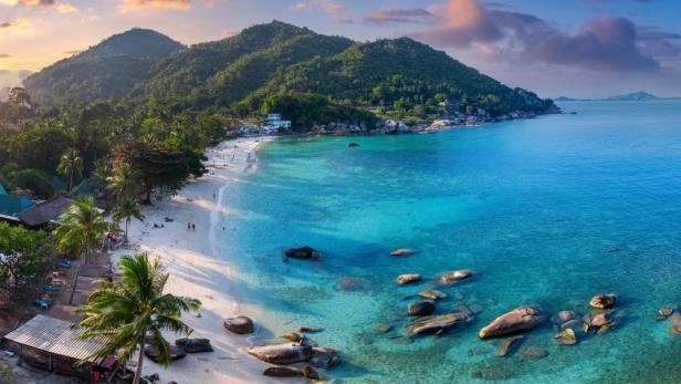 Ein Panoramablick auf den White Lotus Strand auf Koh Samui, Thailand.