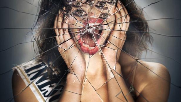 Das Filmplakat für „Other“ zeigt Olga Kurylenko mit einem zerbrochenen Spiegel vor dem Gesicht.