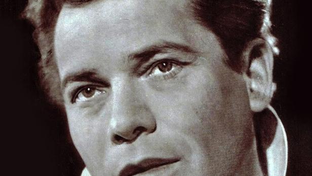 Schwarzweiß-Porträt eines Mannes als Don Carlos.