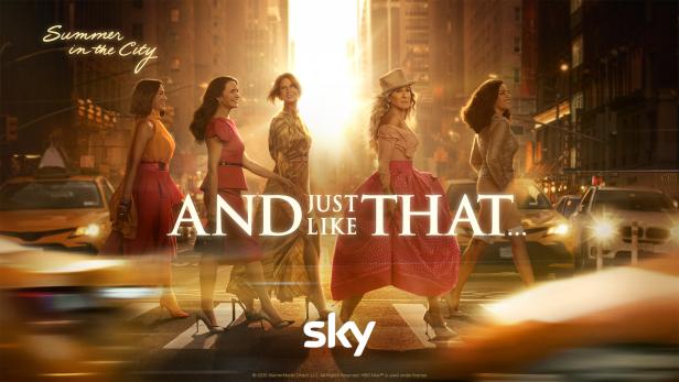 Die Darstellerinnen von „And Just Like That…“ überqueren eine Straße in New York City.