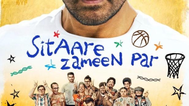 Das Filmplakat für „Sitaare Zameen Par“ zeigt Aamir Khan und eine Gruppe von Schülern.