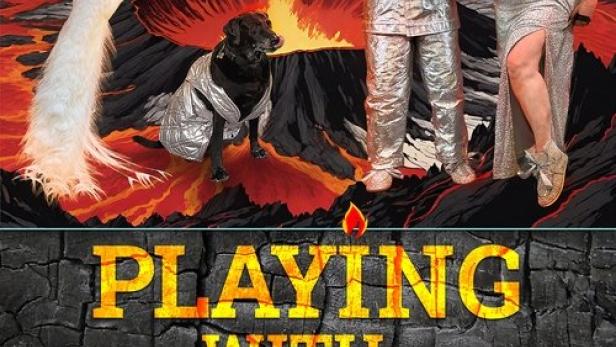 Ein Filmposter für „Playing with Fire: An Ecosexual Emergency“ mit zwei Personen, einem Hund und einem Pfau vor einem Vulkan.