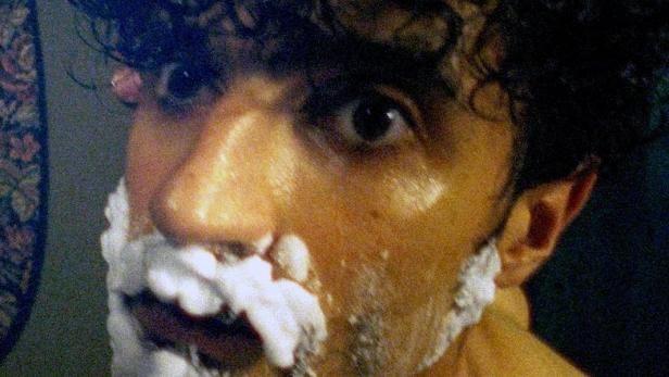 Ein Mann mit Rasierschaum im Gesicht, möglicherweise ein Filmposter für „Plein Cagnard“.