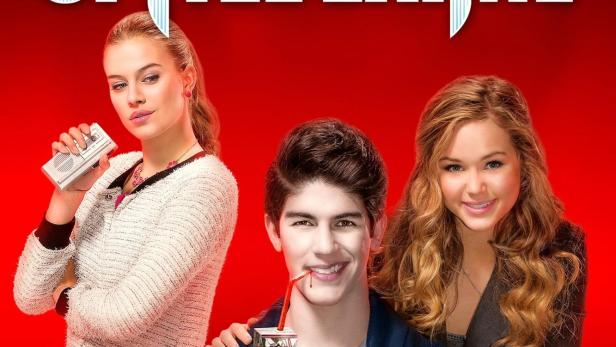 Das Filmplakat für „Lügen haben spitze Zähne“ zeigt drei Jugendliche und einen Imbiss-Tisch.