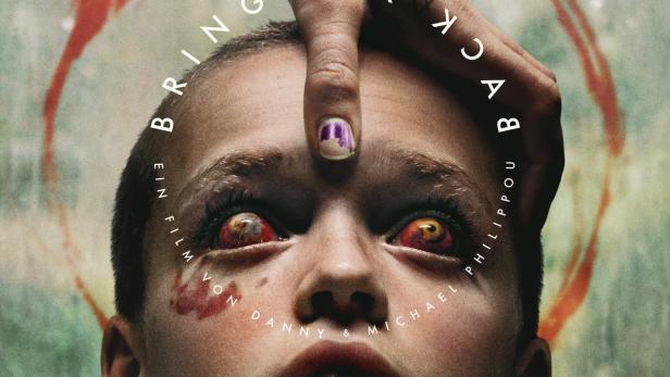 Das Filmplakat für „Bring Her Back“ zeigt ein Kind mit roten Augen und einer Hand auf der Stirn.