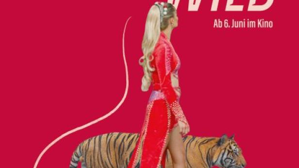 Das Filmplakat zu „Last of the Wild“ zeigt eine Frau mit einem Tiger.