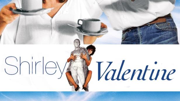Das Filmplakat für „Shirley Valentine“ zeigt eine Frau, einen Mann, eine Statue und eine griechische Küstenlandschaft.