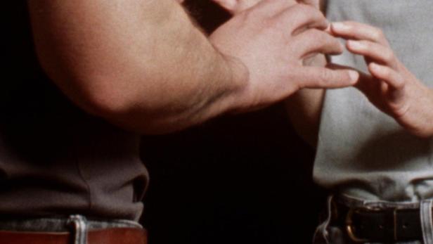 Eine Person berührt die Hand einer anderen Person.