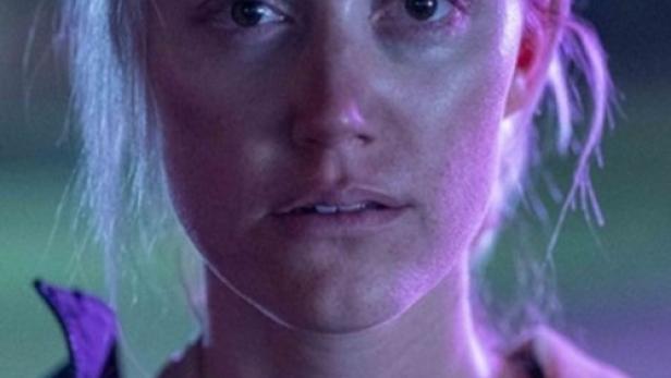 Das Filmplakat für „In Cold Light“ zeigt eine verletzte Frau im kalten Licht.