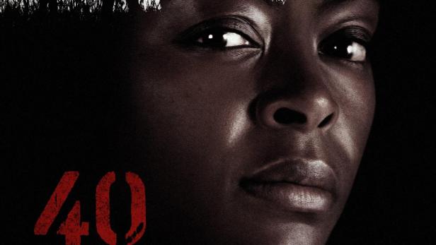 Das Filmplakat für „40 Acres“ zeigt das Gesicht einer Frau vor einer unheilvollen ländlichen Szene.