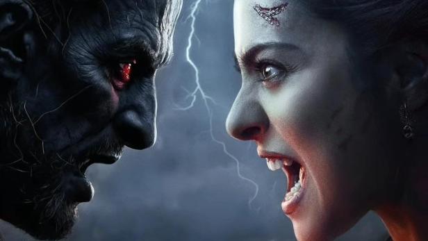 Eine Frau und eine dämonische Gestalt stehen sich vor einem Gewitterhimmel gegenüber.