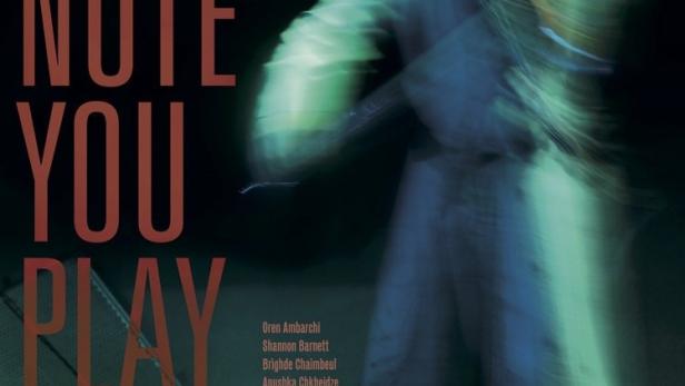 Das Filmplakat für „Every Note You Play“ von Mika Kaurismäki zeigt eine verschwommene Gestalt mit einem Instrument.