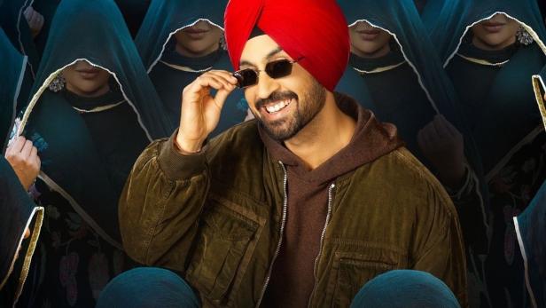 Ein Mann mit rotem Turban lächelt vor einer Menge verschleierter Frauen auf dem Filmplakat zu „Sardaar Ji 3“.