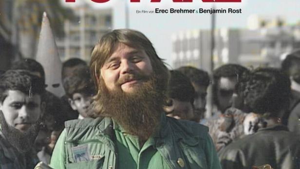 Das Filmplakat zu „Born to Fake“ zeigt einen Mann mit Bart vor einer Menschenmenge.