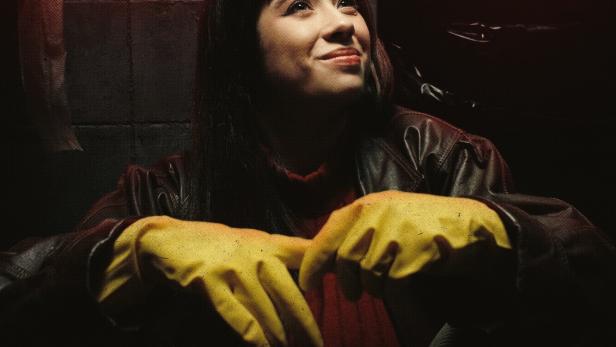 Das Filmplakat zu „Bloody Joke!“ zeigt eine Frau mit gelben Gummihandschuhen.