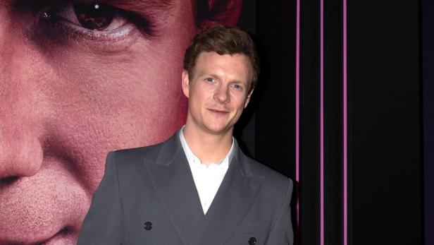 patrick-gibson-stimme-bond.jpg