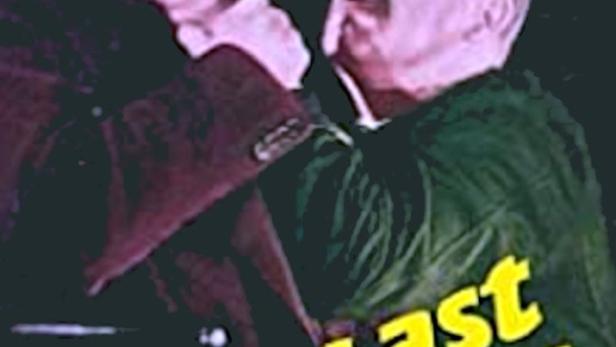 Ein Mann würgt einen anderen Mann auf dem Filmplakat zu „The Last Journey“.