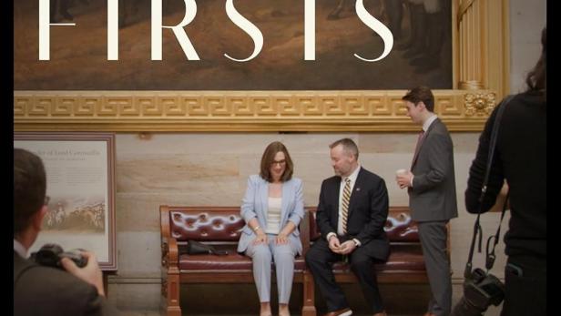 Rep. Sarah McBride sitzt mit anderen vor einem Gemälde mit dem Titel „State of Firsts“.