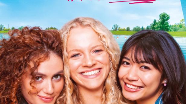 Das Filmplakat zu „Mädchen Mädchen! Hot Girl Summer“ zeigt drei lächelnde junge Frauen.