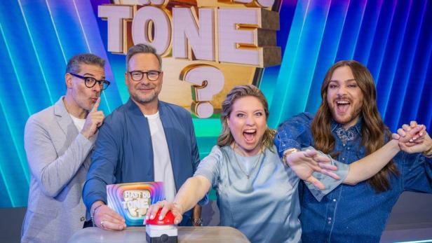 Die vier Moderatoren der Sendung „Hast Du Töne?“ posieren auf der Bühne.
