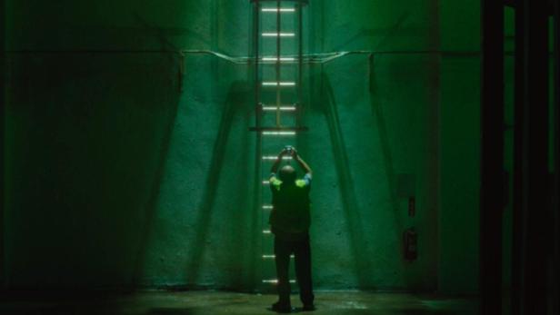 Ein Mann steht vor einer Leiter in dem Filmplakat zu „The Foreigner“.