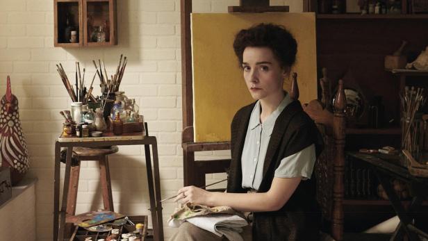 Das Filmplakat für „Leonora im Morgenlicht“ zeigt die Malerin Leonora Carrington in ihrem Atelier.