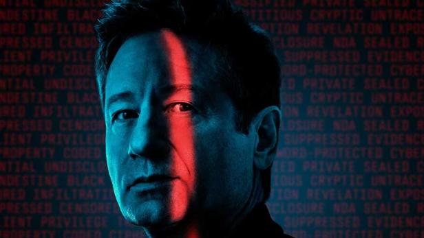 David Duchovny vor einem Hintergrund mit deklassifizierten Geheimnissen.