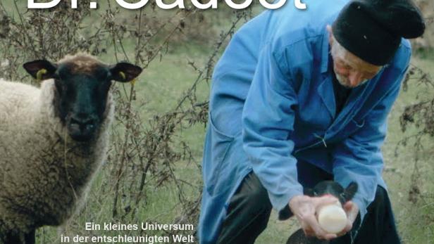 Ein Mann füttert ein Lamm mit der Flasche, während ein Schaf daneben steht. Plakat für den Film „Die fabelhafte Welt des Dr. Cadéot“.