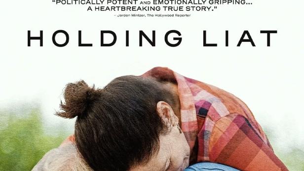 Das Filmplakat für „Holding Liat“ zeigt eine innige Umarmung zweier Personen.