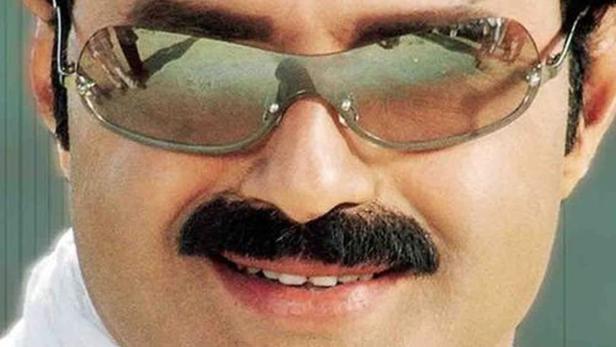 Ein Porträt des Schauspielers Nandamuri Balakrishna mit Sonnenbrille vor dem Filmtitel „Lakshmi Narasimha“.