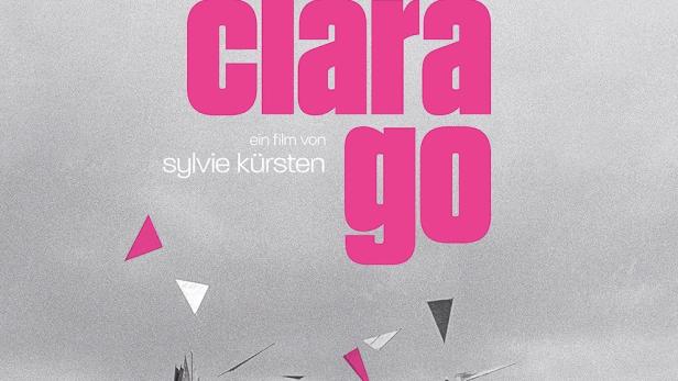 Das Filmplakat zu „Go Clara Go“ zeigt eine Gruppe Menschen auf einem Feld mit fliegenden geometrischen Formen.