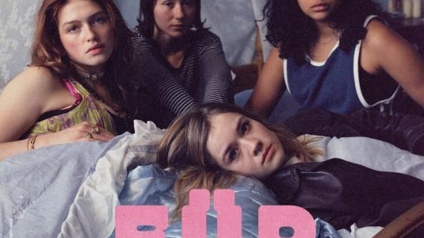 Das Filmplakat für „Danke für Nichts“ zeigt vier junge Frauen auf einem Bett.