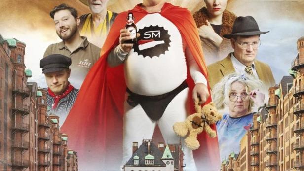 Das Filmplakat für „The Schüttiman: Episode II – Eine Überdosis Zimt“ zeigt den Superhelden und weitere Charaktere vor Hamburger Kulisse.